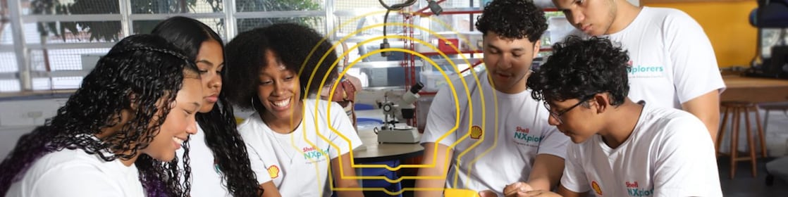 Um grupo diversificado de jovens que colaboram num projeto, demonstrando trabalho de equipe e criatividade.