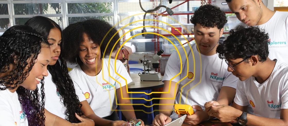 Um grupo diversificado de jovens que colaboram num projeto, demonstrando trabalho de equipe e criatividade.