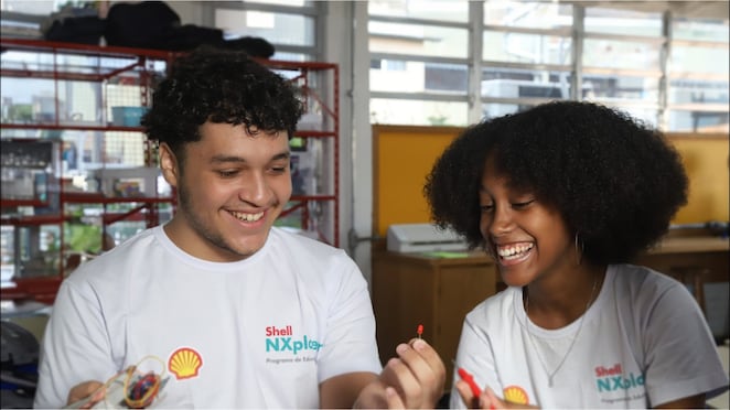 Dois indivíduos com expressões de alegria nos seus rostos.