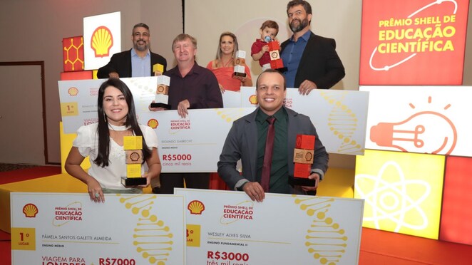 Professores vencedores do Prêmio Shell de Educação Científica 2019 no Rio de Janeiro posam para uma foto comemorativa no Museu do Amanhã
