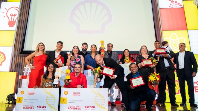 Professores vencedores do Prêmio Shell de Educação Científica 2019 no Rio de Janeiro posam para uma foto comemorativa no Museu do Amanhã