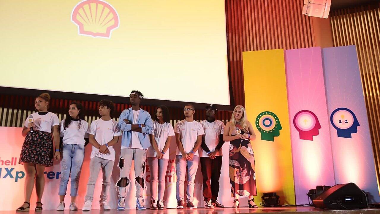 Na imagem, alunos da equipe Elementares estão no palco da premiação.