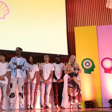 Na imagem, alunos da equipe Elementares estão no palco da premiação.