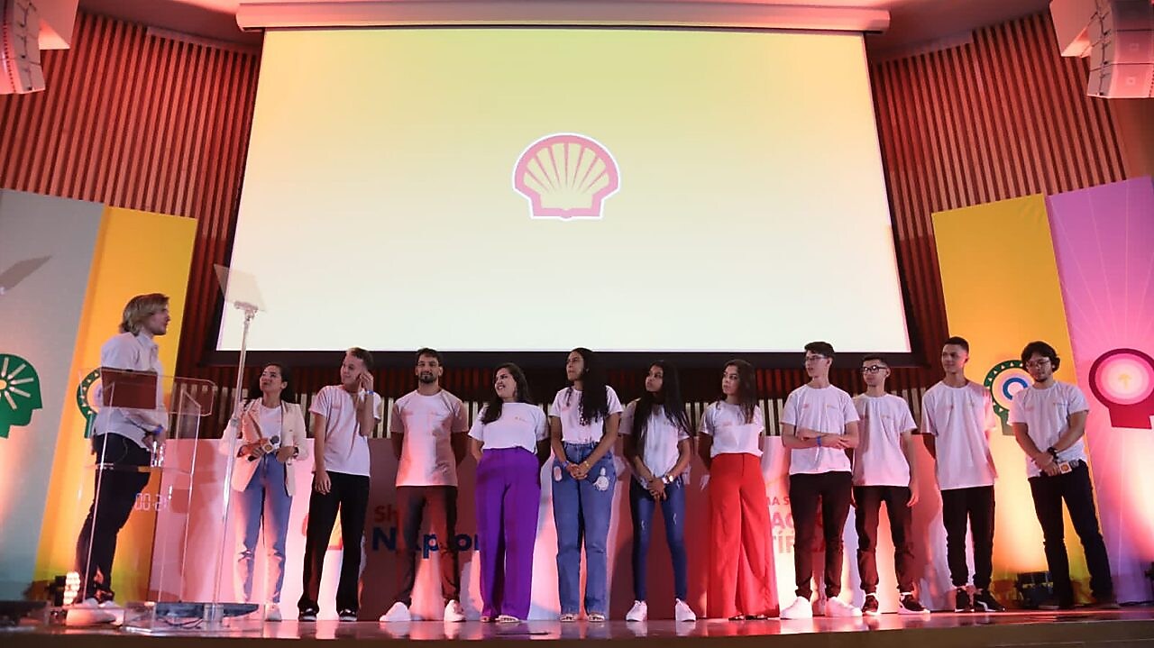 Na imagem, alunos da equipe SunPower estão no palco da premiação.