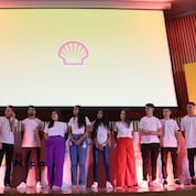 Na imagem, alunos da equipe SunPower estão no palco da premiação.