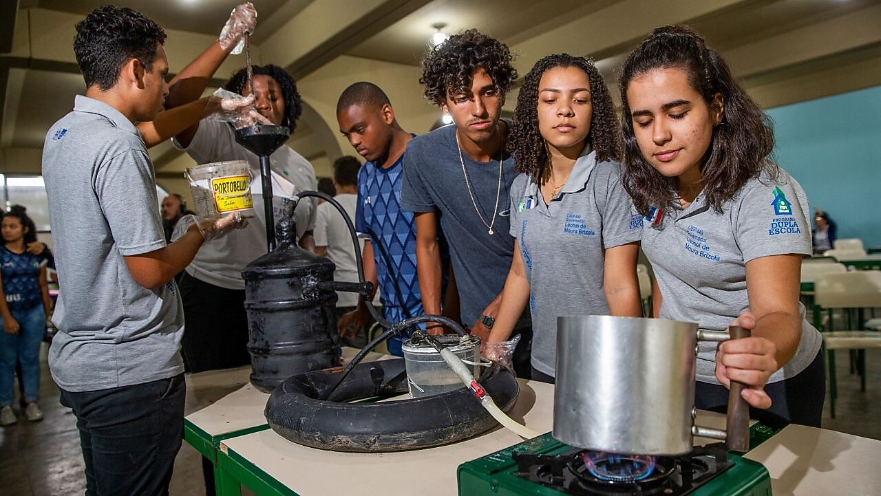 Na foto, vemos seis estudantes testando o projeto desenvolvido pelo grupo.