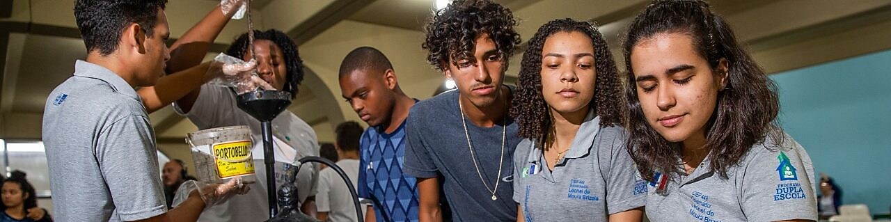 Na foto, vemos seis estudantes testando o projeto desenvolvido pelo grupo.