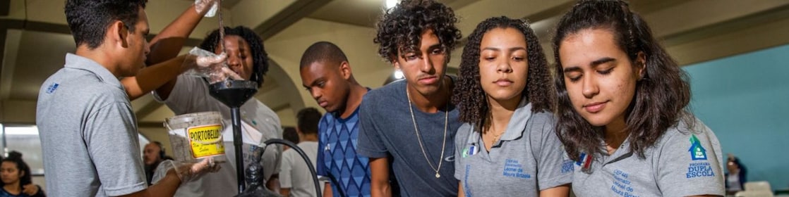 Na foto, vemos seis estudantes testando o projeto desenvolvido pelo grupo.