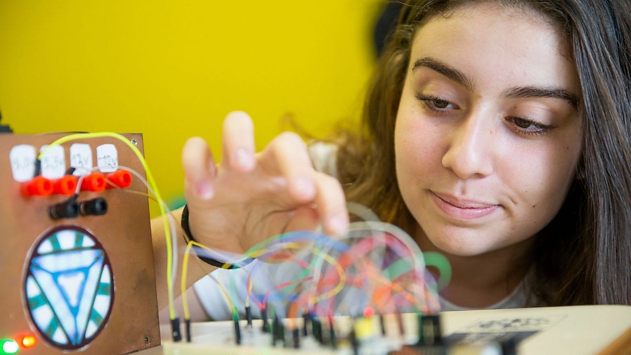 Estudante observa seu experimento desenvolvido em um projeto STEM.
