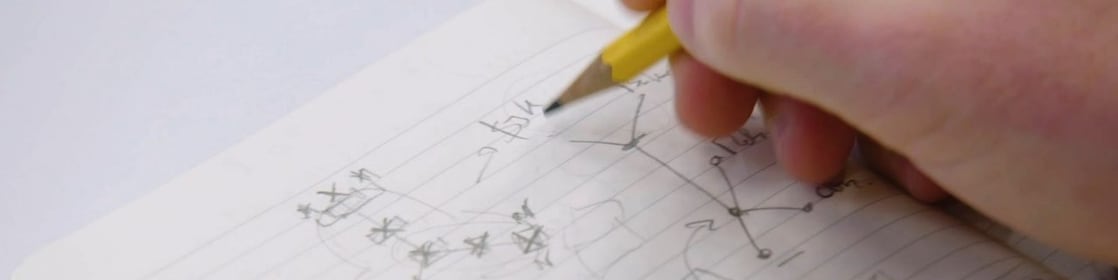 Caderno com anotações em lápis.