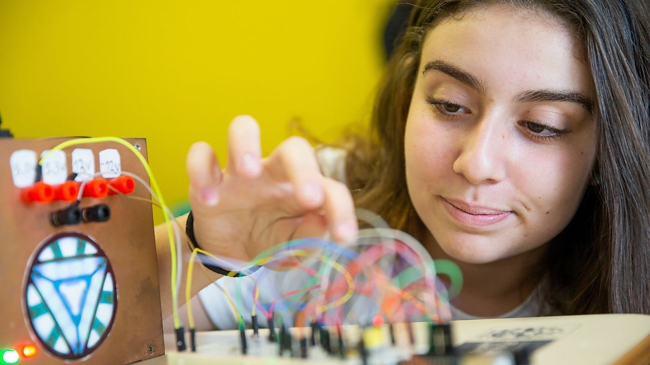 Estudante observa seu experimento desenvolvido em um projeto STEM.