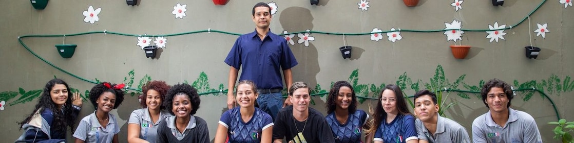 Na foto, dez estudantes agachados, em frente ao projeto desenvolvido pelo grupo. Atrás dos estudantes temos o professor da turma.