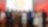 11 pessoas em pé posando para a foto. Dentre eles há 5 vencedores do Prêmio Shell de Educação Científica do Espírito Santo com seu trofeu, a apresentadora do prêmio e alguns dos avaliadores. Ao fundo temos uma luz avermelhada e um painel com a logo da concha.