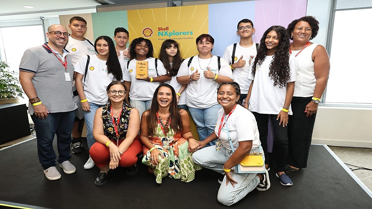 Grupo de jovens sorrindo e posando para a câmera em um evento