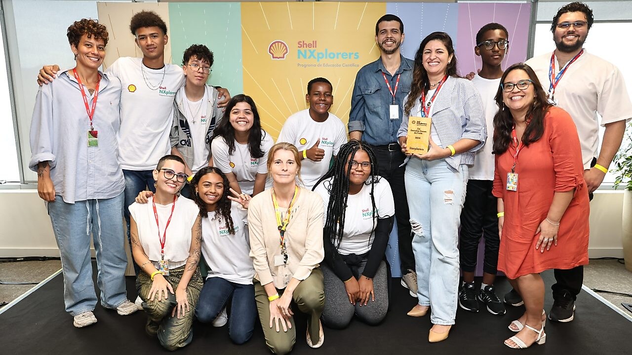 Grupo de jovens falando em um palco