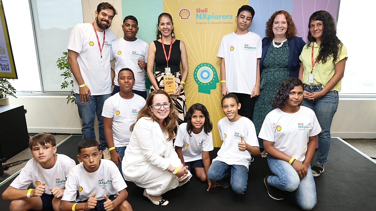 Grupo de jovens sorrindo e posando para a câmera em um fundo neutro