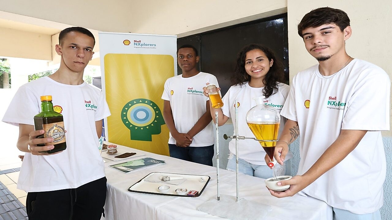 Grupo de jovens com garrafas de biocombustível nas mãos