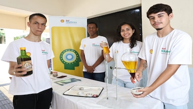 Grupo de jovens com garrafas de biocombustível nas mãos