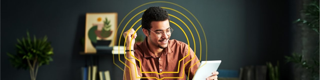 Um menino negro de óculos olhando seu tablet